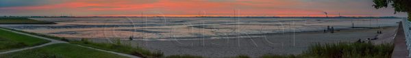 Abend über dem Jadebusen, am Horizont liegt Wilhelmshaven